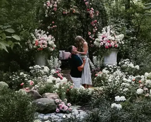 Los novios vistieron diseños de Christian Dior Haute Couture creados por Jonathan Anderson. FOTO: Tomado de Instagram: Taylor Swift