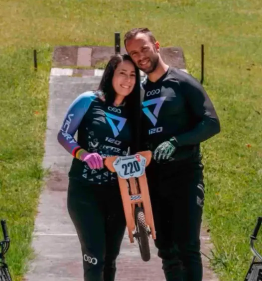 Mariana y Vicent serán padres y así anunciaron la noticia en las redes sociales. FOTO PANTALLAZO
