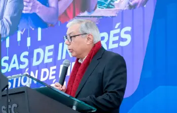 El superintendente financiero, César Ferrari, advirtió que las altas tasas de interés continúan afectando la inversión productiva y el crecimiento económico en Colombia. FOTO cortesía Superfinanciera