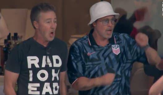 Brad Pitt y Edward Norton fueron captados juntos durante el partido entre Estados Unidos y Turquía en el Mundial 2026, un reencuentro que recordó a los protagonistas de <i>El club de la pelea</i>. FOTO: Captura de video.