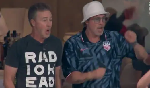 Brad Pitt y Edward Norton fueron captados juntos durante el partido entre Estados Unidos y Turquía en el Mundial 2026, un reencuentro que recordó a los protagonistas de El club de la pelea. FOTO: Captura de video.
