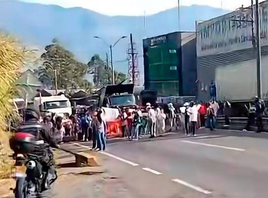 Los manifestante bloquearon por ratos la autopista Medellín-Bogotá a la altura de la báscula. FOTO IMAGEN TOMADA DE VIDEO