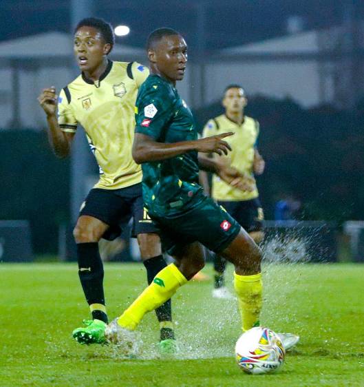 Jean Pineda (izquierda), quien hizo el centro que derivó en el gol de Marco Pérez (70’), fue el jugador con mejor rendimiento de Águilas Doradas, elenco en el que también se destacó José Contreras. FOTO DIMAYOR