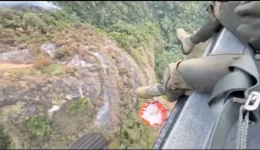 Desde los helicópteros de la Fuerza Aérea se lanza agua para tratar de apagar los incendios. Foto: Cortesía. 