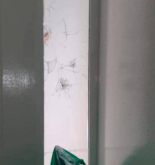 Así quedó uno de los tres ventalaes del laboratorio afectados por la pedrea. FOTO: Cortesía.