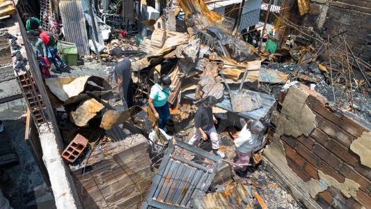 “Escuché dos estallidos, cuando me asomé ya todo estaba ardiendo”: 11 familias perdieron sus casas en barrio de Medellín