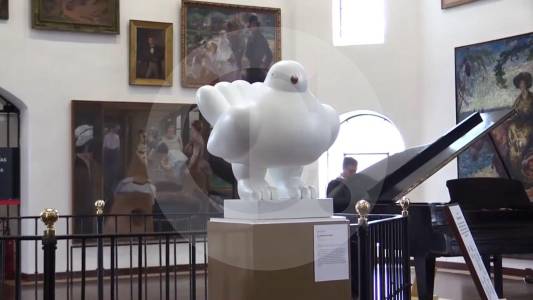 La Paloma de la Paz de Botero cayó desde el tercer piso del Museo Nacional y sufrió daños