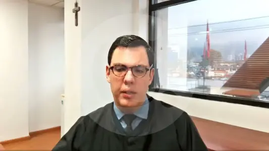 José Alejandro Hofmann: el juez que aprendió a caminar a los 14 años y hoy asume procesos como el de Miguel Uribe y Juan Esteban Moreno