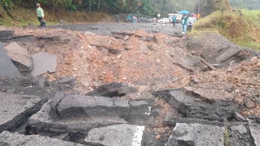 Atención: grupos armados dinamitaron y destruyeron la vía a la Costa entre Yarumal y Valdivia