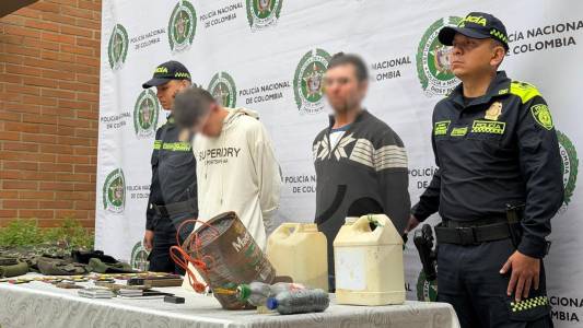 Sorprendieron en Medellín a dos hombres con camuflados de las Farc y cinco canecas repletas de explosivos