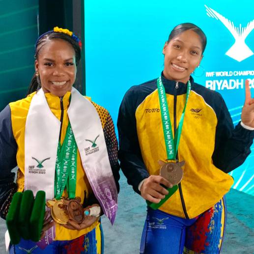 Natalia Llamosa y Julieth Rodríguez muestran sus medallas tras la brillante jornada que tuvieron en el Mundial de pesas. <span class="mln_uppercase_mln">FOTO</span> <b><span class="mln_uppercase_mln">mindeporte</span></b>