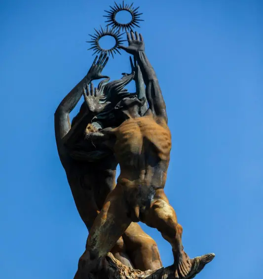 La mancha casi llegó a “vestir” a las efigies de la imponente escultura de óxido, suceso que preocupó a visitantes de la Universidad. Foto: Julio Herrera