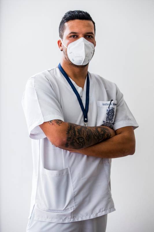 “Ver más de 15 personas en sala de espera de urgencias respiratorias hasta por 6 horas y buscando oxígeno”: Santiago Suárez, auxiliar de enfermería en Urgencias