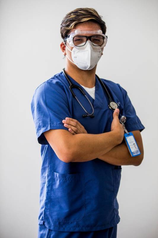 “Una contrarreloj. El primer día de esta semana trasladé en tres horas a 9 pacientes a cuidados intensivos”: Santiago Osorio, médico general de urgencias.