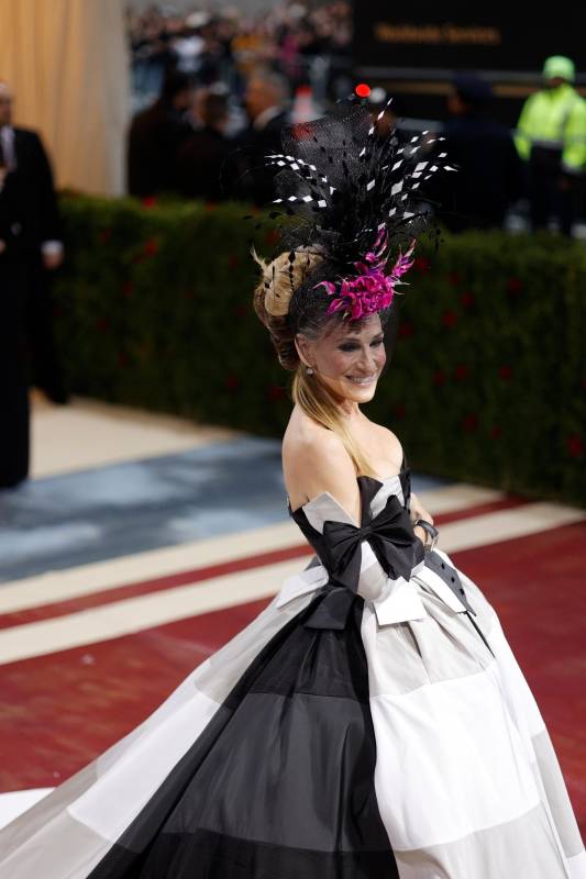 Sarah Jessica Parker lució un vestido de Christopher John Rogers, un homenaje a la diseñadora de finales del siglo XIX Elizabeth Hobbs Keckley. FOTO EFE 