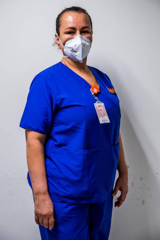 “Lo más importante es ver que los pacientes que ya salieron de esta guerra pueden estar acompañados de sus familias”: Gloria Regina Mazo, auxiliar de enfermería.