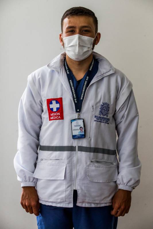 “Estoy maniatado. Los pacientes en la casa necesitan ir a una UCI, pero no hay cama”: Anderson Parra, médico domiciliario
