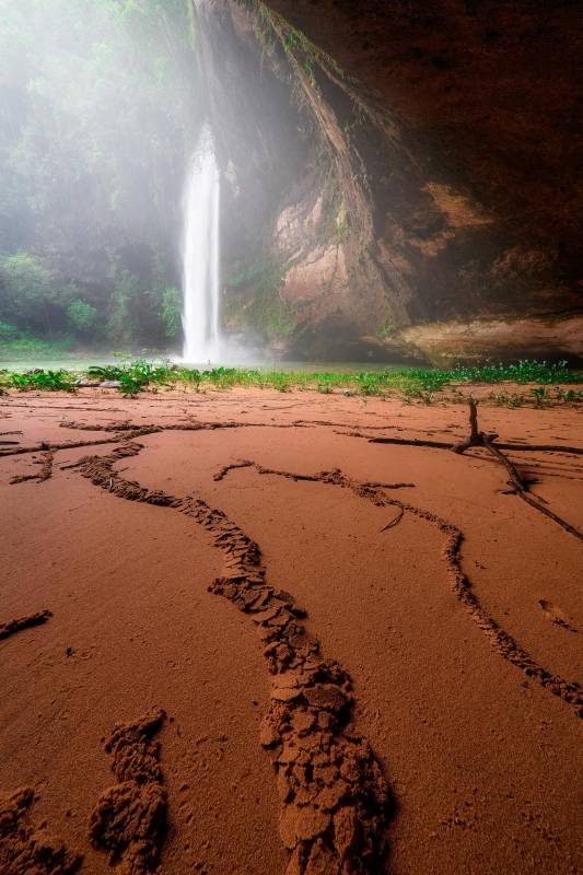 Desde el interior de la caverna El ojo de Caracas se puede contemplar los 15 metros de caída libre de la cascada Caracas. FOTO: @luismunozfotografia