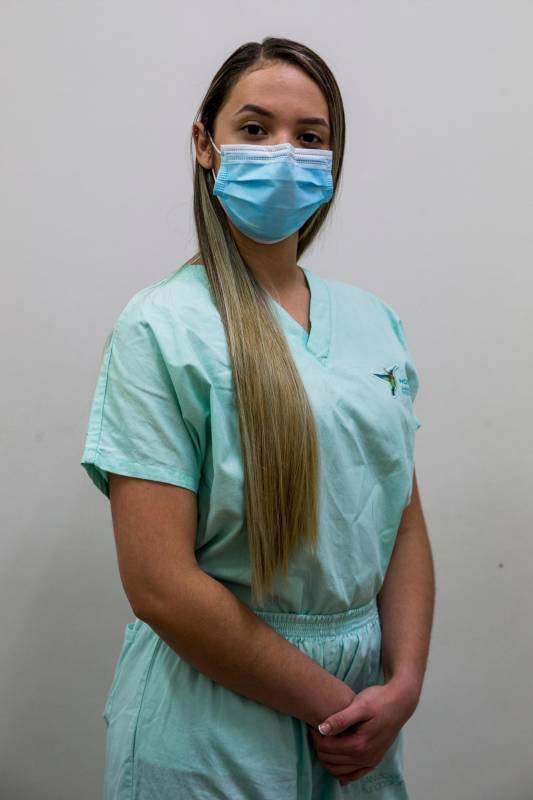 “Cuando se acaba el día siento cansancio físico y emocional. Pero sé que lo entregué todo por salvar a mi paciente”: Lina Alvarez, auxiliar de enfermería.