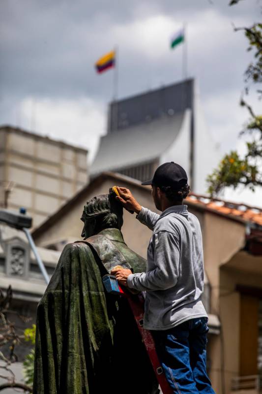 El excremento de las palomas, la intemperie y los grafitis son las mayores amenazas que enfrentan los monumentos de este y los demás parques de la ciudad. Foto: Carlos Velásquez