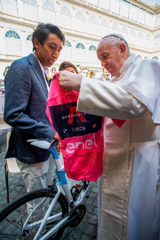 “Esto es mil veces más estresante porque no sabía qué le iba a decir. Tenía unas palabras preparadas, pero estaba muy nervioso, aunque una vez que empezamos a hablar ya fue más fácil”, dijo el ciclista. Foto AFP