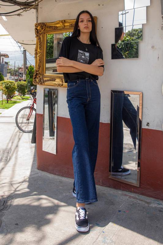 Valeria Echeverri tiene 16 años, mide 1,81 de estatura y ha sido criada en el barrio Belén San Bernardo de Medellín. FOTO Carlos Velásquez.
