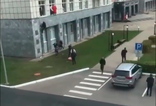 En videos publicados en redes sociales, se ve a estudiantes que huyen del tiroteo y saltan por las ventanas de la primera planta de un edificio de la universidad. Foto: captura de video.