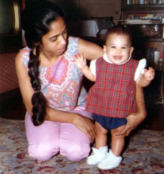 Kamala Harris con su madre Shyamala Gopalan, científica biomédica india-estadounidense. FOTO: cortesía Casa Blanca