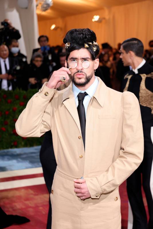 El cantante puertorriqueño debutó en la Met Gala con el accesorio más destacado de la noche: una tiara con un toque muy especial. FOTO EFE 
