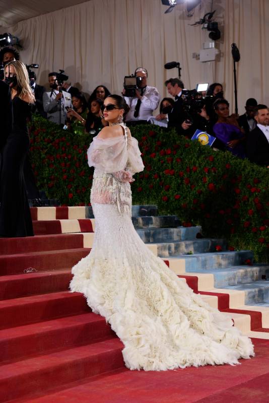 La española Rosalía escogió un diseño de Givenchy en el que mezcló el glamour de la edad dorada y el estilo urbano. FOTO EFE 