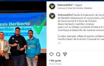 Alexis Castrillón exhibe la placa que recibió de la Personería Distrital. A su izquierda está el personero Melfi Boset Rave, quien fue el oferente del acto de condecoración en el edificio Plaza de la Libertad el 9 de octubre pasado. A la derecha, el mensaje de Fedemedellín en redes sociales. FOTO redes sociales de fedemedellin