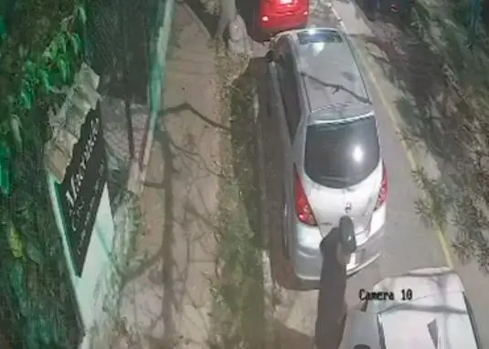 En la imagen se nota al hombre que habría quebrado los vidrios del carro del profesor Edwin y sacó el computador. IMAGEN TOMADA DE VIDEO