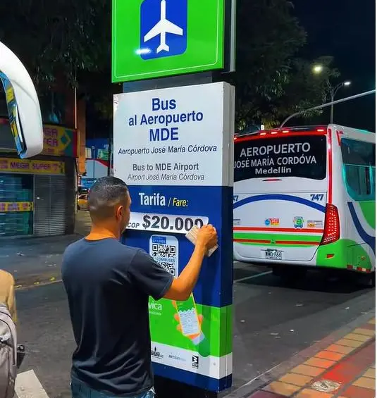 Un video en redes sociales generó preguntas entre los usuarios sobre si el aumento sería de $2.000 o $3.000. Finalmente, Combuses oficializó el valor de $20.000 por persona, despejando las dudas que dejó el cambio de avisos a plena vista. FOTO: Tomada de Tiktok.