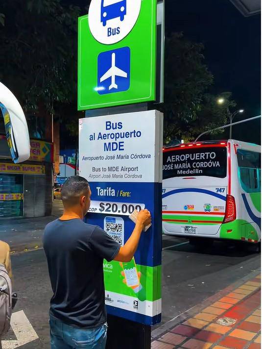 Un video en redes sociales generó preguntas entre los usuarios sobre si el aumento sería de $2.000 o $3.000. Finalmente, Combuses oficializó el valor de $20.000 por persona, despejando las dudas que dejó el cambio de avisos a plena vista. FOTO: Tomada de Tiktok.