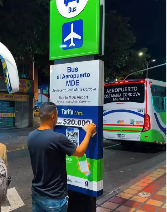 Un video en redes sociales generó preguntas entre los usuarios sobre si el aumento sería de $2.000 o $3.000. Finalmente, Combuses oficializó el valor de $20.000 por persona, despejando las dudas que dejó el cambio de avisos a plena vista. FOTO: Tomada de Tiktok.