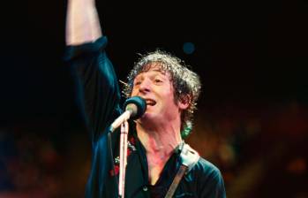 No es Bruce Springsteen, aunque se parece mucho; es la interpretación que el actor Jeremy Allen White hace del cantante de New Jersey y del que se estrenará en octubre una nueva película llamada Springsteen: música de ninguna parte. FOTO Cortesía 20th Century Fox