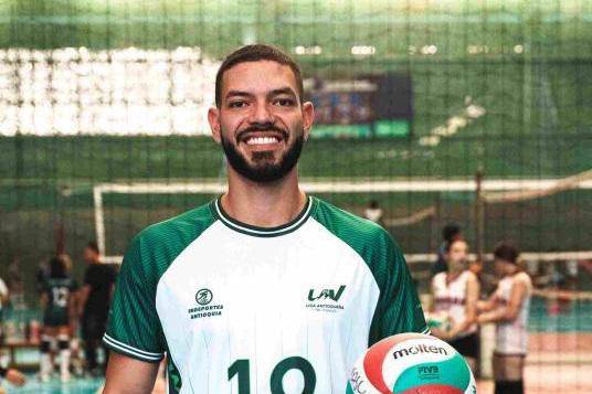 Jorge Mesa además de liderar a Antioquia al título fue elegido como el mejor armador del Clasificatorio a Juegos Nacionales, disputado en Cali. FOTOS CORTESÍA LIGA ANTIOQUEÑA DE VOLEIBOL 