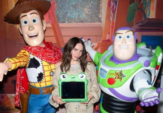 Esta fue una de las fotografías que Belinda compartió en los estudios de Pixar. FOTO: Tomada de @belindapop en Instagram.