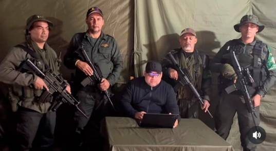 Así aparecieron los comandantes del Clan del Golfo (o Ejército Gaitanista) en su más reciente video. De izquierda a derecha: “Richard”, “Rodrigo Flechas”, “Bruno”, “el Cura” y “Flaco Monseñor”. IMAGEN TOMADA DE VIDEO.