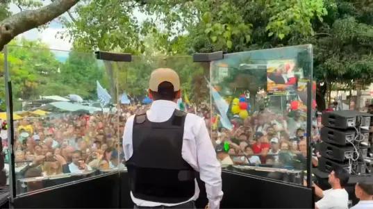 Durante un acto de campaña en Medellín, Abelardo de La Espriella subió a la tarima con un chaleco antibalas y una placa blindada de protección. FOTO: TOMADA DE VIDEO @ABDELAESPRIELLA.