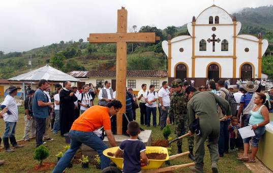 Monumento conmemorativo de las víctimas de la masacre en el corregimiento El Aro, de Ituango. FOTO: ARCHIVO EL COLOMBIANO.