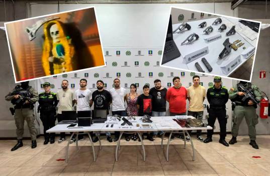 Estos son los nueve capturados de la bautizada “La Oficina Premium”, el señalado grupo sicarial para objetivos de alto valor. Se les encontraron elementos de brujería y varios tipos de armas. FOTOS: CORTESÍA