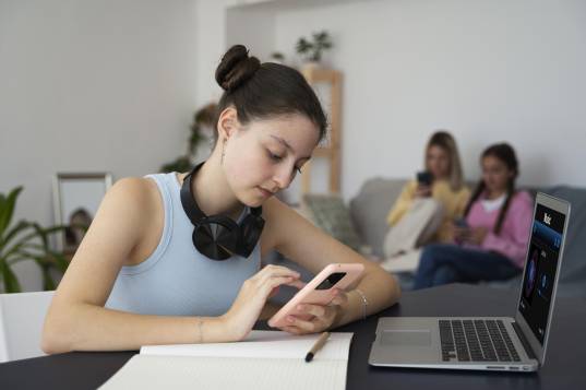 Un estudio de Common Sense Media concluyó que las protecciones de ChatGPT para menores no funcionan de manera fiable y calificó la herramienta de “riesgo inaceptable”. FOTO Europa Press
