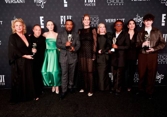 El elenco de Adolescencia y los cuatro galardones de los Critics Choice que consiguieron este domingo. FOTO Getty