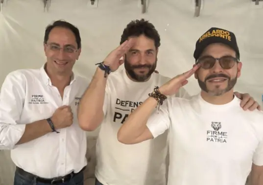 Jaime Andrés Uribe Tamayo junto al hoy presidente Abelardo De la Espriella y vicepresidente José Manuel Restrepo. Foto: redes