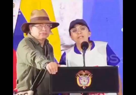La mujer que intervino en un evento presidencial en el Huila se llama Zaira Ordóñez. FOTO CAPTURA DE VIDEO