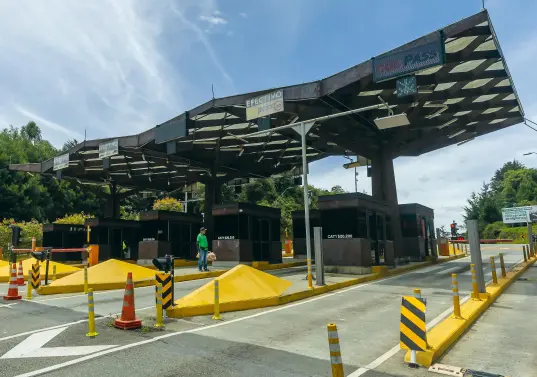 El peaje de Las Palmas está ubicado en el municipio de Envigado, a 1,5 kilómetros de otro peaje situado en la zona del Escobero. Hay voces que piden demolerlo. FOTO Camilo Suárez