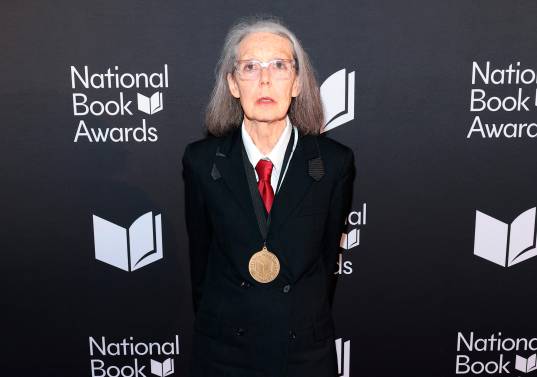 La Academia Sueca eligió este jueves a Anne Carson como ganadora del Nobel de Literatura 2026. La canadiense de 76 años lleva cuatro décadas publicando libros que la crítica no sabe bien cómo clasificar. FOTO: GETTY