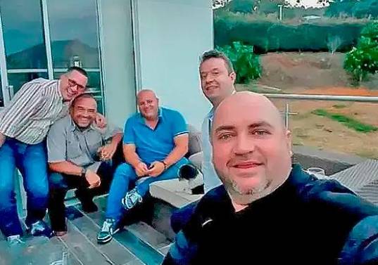 Álvaro Villada (izq.) fue quien entregó los documentos por si algo le pasaba. Acá abraza a Edison López alias ‘Chano’ quien es abogado y ha defendido a capos de ‘la Oficina?. Le siguen MIguel Quintero, Wilder Echavarría y Jorge Enrique Liévano. FOTO: EXPEDIENTE