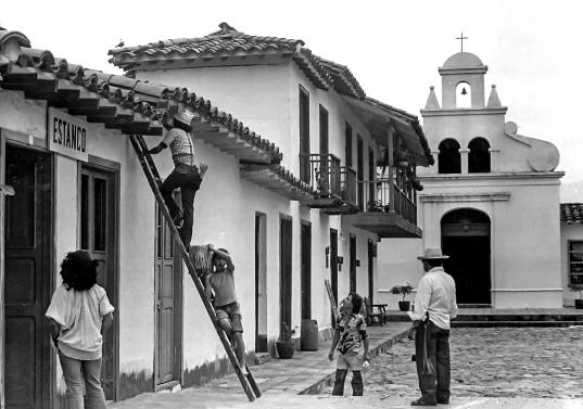 Trabajadores le aplican una mano de cal al Pueblito Paisa. Construido en los 70 en el cerro Nutibara, este lugar se inspiró en los pueblos tradicionales de Antioquia.<span class="mln_uppercase_mln"> FOTO</span> <b><span class="mln_uppercase_mln">JORGE ZULETA ZEA</span></b>